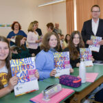 IFG-Vorstand Prof. Georg Rosenfeld überreichte die ersten Exemplare des Ausbildungskompasses an Schülerinnen der Gnadenthal-Realschule (Foto: Rössle)