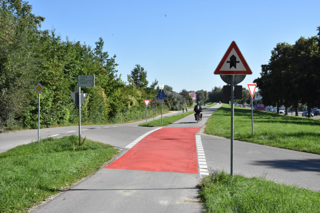 Radler haben am alten Bahndamm Vorfahrt.