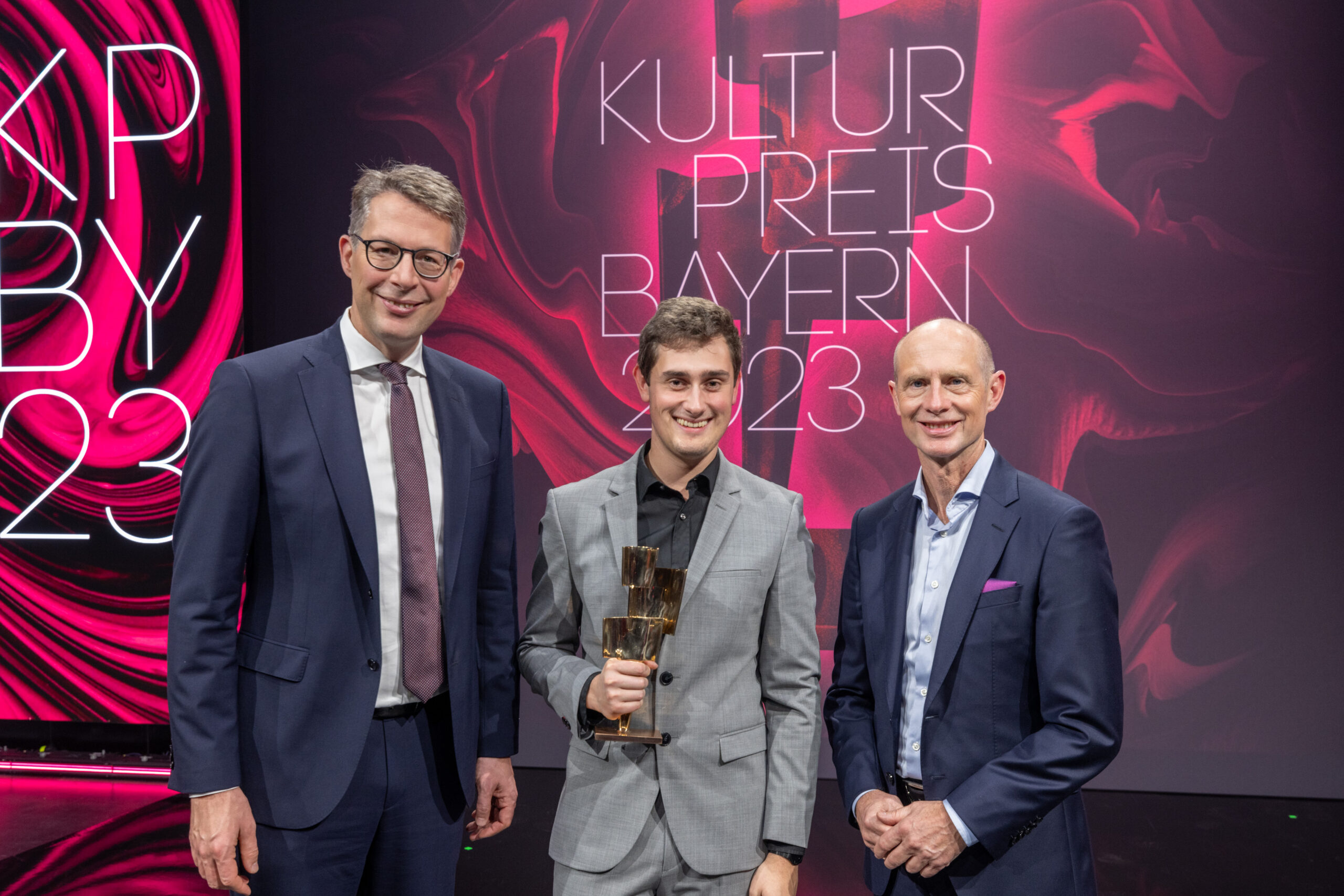 Strahlender Gewinner: Christian Fischer (Mitte) freut sich über den Kulturpreis Bayern (Foto: Bayernwerk AG).