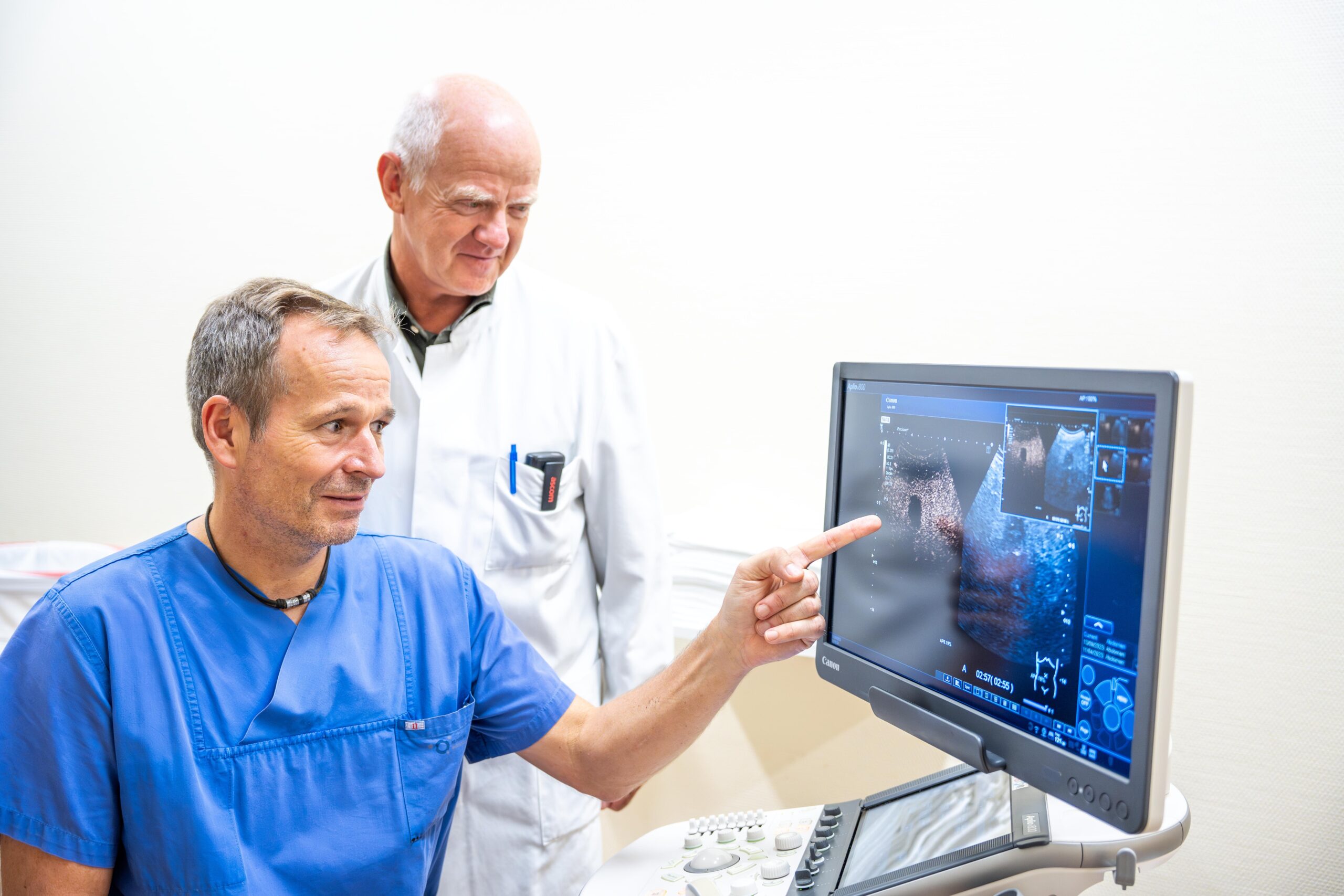 Prof. Menzel (re.) und Dr. Gollwitzer mit dem Ultraschallbild einer Leber, in der ein Tumor entfernt wurde.