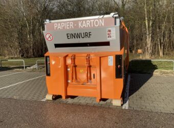 Papierpresscontainer auf dem Parkplatz Festplatz