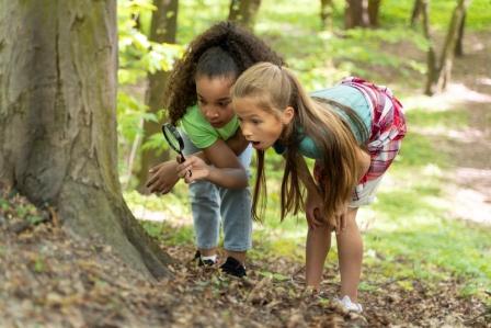 kids-spending-time-together-nature bild von freepik