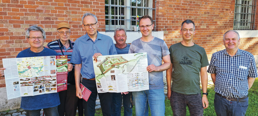 Vorstand und Beiräte des Fördervereins (1. Vorstand Max Schuster 5.v.l.) mit neuen Faltblatt zum Fort Prinz Karl