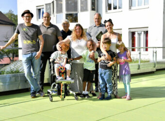 Verantwortliche, Kinder und Eltern auf Spielterrasse