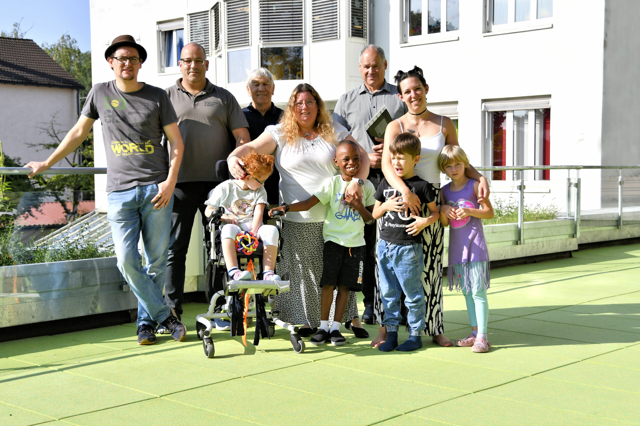 Verantwortliche, Kinder und Eltern auf Spielterrasse