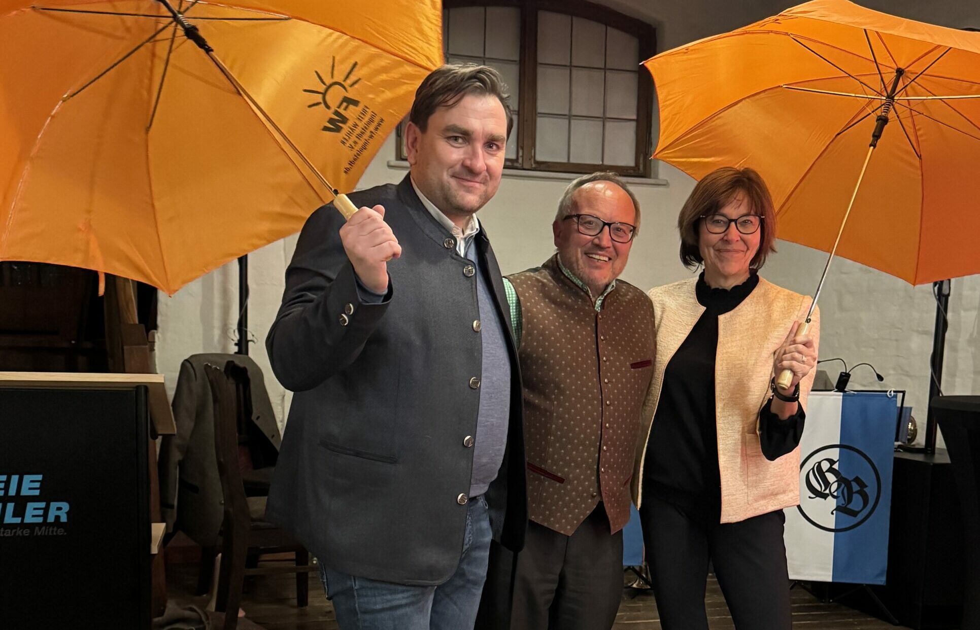 20250115 FW Entenessen Stefan König und Martina Edl spannen Schutzschirm fuer Stadt und Landkreis auf