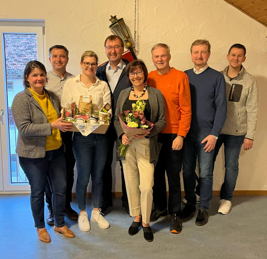 von links nach rechts Katja Hanrieder (Denkendorf) , Bürgermeister Stefan Bauer (Schernfeld), Kreisvorsitzende Katrin Müller, Wolfgang Eberl (Tettenwang), Martina Edl, Anton Haunsberger, Dr. Alfons Frey (Workerszell) und Patrick Scherrmann (Freie Wähler Denkendorf).