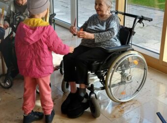 Kinder basteln für Senioren