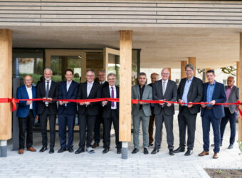 Durchschneiden des obligatorischen roten Bandes zur Eröffnung der Psychiatrischen Tagesklinik Eichstätt (v.l.n.r.): Josef Mederer, Alt-Bezirkstagspräsident; Dr. Andreas Tiete, Geschäftsführer Medizin, Pflege und Informationstechnologie sowie Ärztlicher Direktor; Dr. Michael Kern, Oberbürgermeister der Stadt Ingolstadt; Thomas Schwarzenberger, Bezirkstagspräsident Oberbayern; Rainer Schneider, Stellvertretender Bezirkstagspräsident Oberbayern; Franz Podechtl, Vorstandsvorsitzender Kliniken des Bezirks Oberbayern (kbo); Alexander Anetsberger, Landrat des Landkreises Eichstätt; Reinhard Eichiner, früherer Bezirksrat; Prof. Dr. Andreas Schuld, Chefarzt der Klinik für Psychiatrie und Psychotherapie II, Psychosomatik am Klinikum Ingolstadt; Jochen Bocklet, Geschäftsführer Finanzen und Infrastruktur, Personal und Berufsbildungszentrum Gesundheit; Josef Grienberger, Oberbürgermeister der Stadt Eichstätt ; Fotos: Ina Wobker