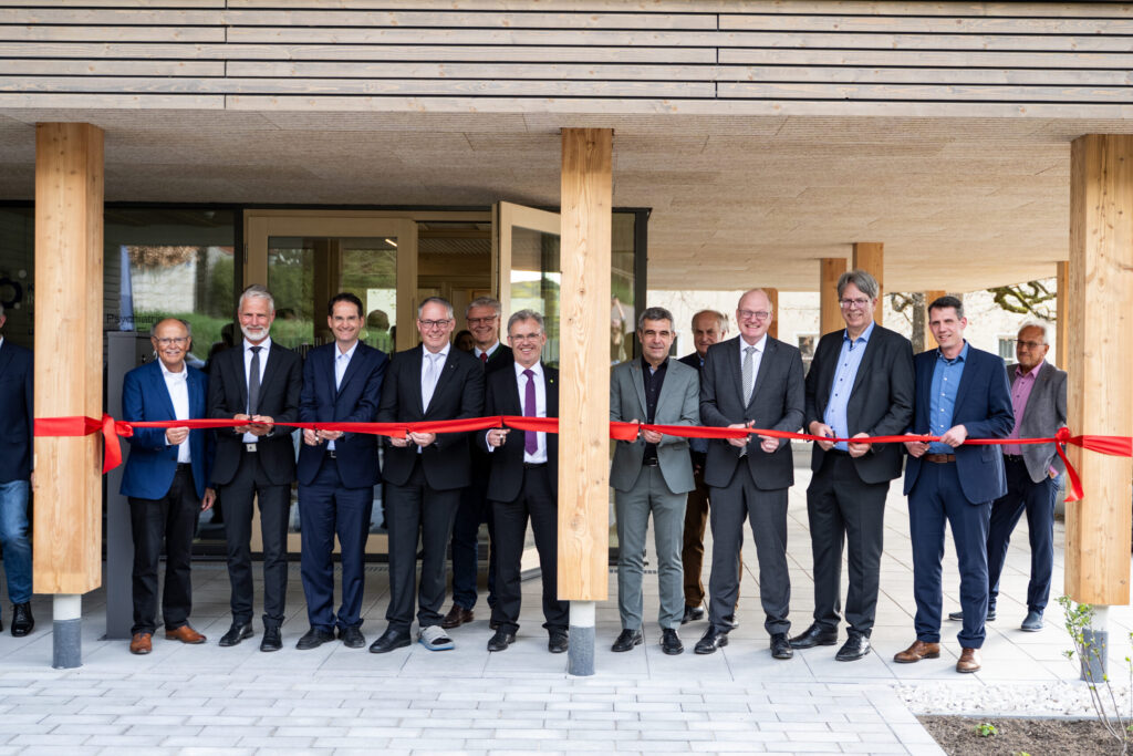 Durchschneiden des obligatorischen roten Bandes zur Eröffnung der Psychiatrischen Tagesklinik Eichstätt (v.l.n.r.): Josef Mederer, Alt-Bezirkstagspräsident; Dr. Andreas Tiete, Geschäftsführer Medizin, Pflege und Informationstechnologie sowie Ärztlicher Direktor; Dr. Michael Kern, Oberbürgermeister der Stadt Ingolstadt; Thomas Schwarzenberger, Bezirkstagspräsident Oberbayern; Rainer Schneider, Stellvertretender Bezirkstagspräsident Oberbayern; Franz Podechtl, Vorstandsvorsitzender Kliniken des Bezirks Oberbayern (kbo); Alexander Anetsberger, Landrat des Landkreises Eichstätt; Reinhard Eichiner, früherer Bezirksrat; Prof. Dr. Andreas Schuld, Chefarzt der Klinik für Psychiatrie und Psychotherapie II, Psychosomatik am Klinikum Ingolstadt; Jochen Bocklet, Geschäftsführer Finanzen und Infrastruktur, Personal und Berufsbildungszentrum Gesundheit; Josef Grienberger, Oberbürgermeister der Stadt Eichstätt ; Fotos: Ina Wobker