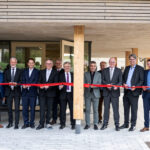 Durchschneiden des obligatorischen roten Bandes zur Eröffnung der Psychiatrischen Tagesklinik Eichstätt (v.l.n.r.): Josef Mederer, Alt-Bezirkstagspräsident; Dr. Andreas Tiete, Geschäftsführer Medizin, Pflege und Informationstechnologie sowie Ärztlicher Direktor; Dr. Michael Kern, Oberbürgermeister der Stadt Ingolstadt; Thomas Schwarzenberger, Bezirkstagspräsident Oberbayern; Rainer Schneider, Stellvertretender Bezirkstagspräsident Oberbayern; Franz Podechtl, Vorstandsvorsitzender Kliniken des Bezirks Oberbayern (kbo); Alexander Anetsberger, Landrat des Landkreises Eichstätt; Reinhard Eichiner, früherer Bezirksrat; Prof. Dr. Andreas Schuld, Chefarzt der Klinik für Psychiatrie und Psychotherapie II, Psychosomatik am Klinikum Ingolstadt; Jochen Bocklet, Geschäftsführer Finanzen und Infrastruktur, Personal und Berufsbildungszentrum Gesundheit; Josef Grienberger, Oberbürgermeister der Stadt Eichstätt ; Fotos: Ina Wobker