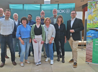 Gruppenbild nach der Vergabesitzung: v.l. Ulrich Resch (AOK-Direktor), Rainer Stegmayr (AOK-Vertreter Krankenkassenbei-rat Runder Tisch Region 10 Ingolstadt), Christian Ponzer (Beiratsvorsitzender der AOK Ingolstadt), Anita Bordon-Kornke (Gesundheitsamt Ingolstadt), Nikhil Shah (Leiter des DAK-Servicezentrums Ingolstadt), Carolin Schlupf (Gesundheitsamt Ingolstadt) v.r. Christian De Lapuente (Beiratsvorsitzender der AOK Ingolstadt) 3.v.r. Ewald Kommer (Mitglied des Verwaltungsrats der AOK Bayern) zusammen mit den anwesenden Selbsthilfevertretern Urhebervermerk: © Rainer Stegmayr