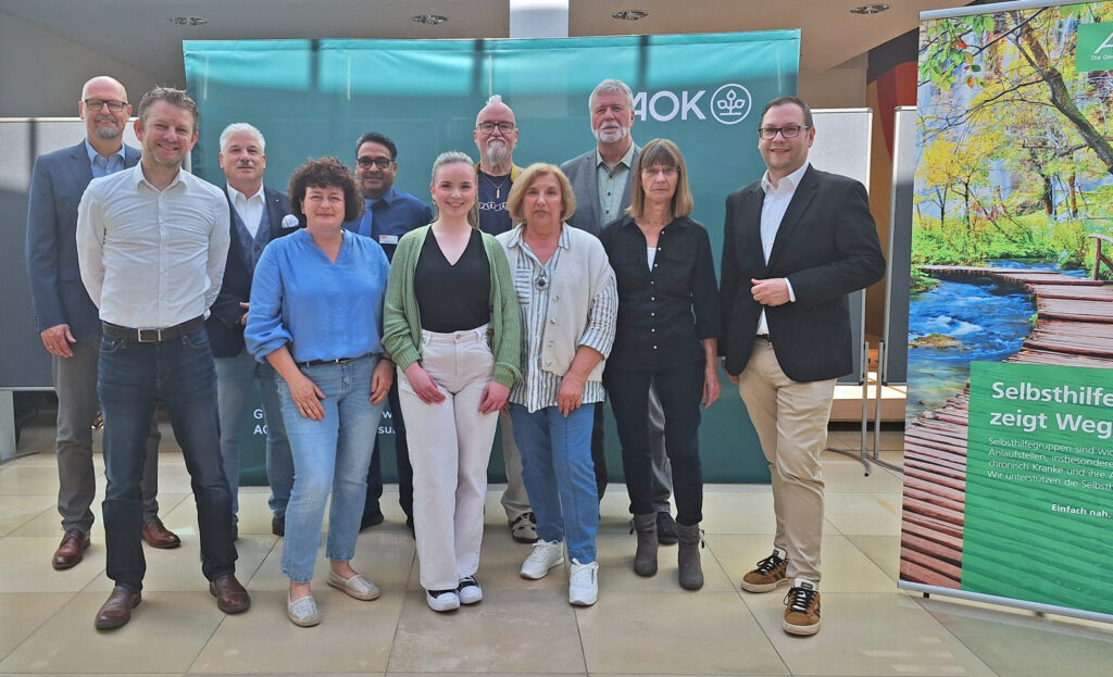 Gruppenbild nach der Vergabesitzung: v.l. Ulrich Resch (AOK-Direktor), Rainer Stegmayr (AOK-Vertreter Krankenkassenbei-rat Runder Tisch Region 10 Ingolstadt), Christian Ponzer (Beiratsvorsitzender der AOK Ingolstadt), Anita Bordon-Kornke (Gesundheitsamt Ingolstadt), Nikhil Shah (Leiter des DAK-Servicezentrums Ingolstadt), Carolin Schlupf (Gesundheitsamt Ingolstadt) v.r. Christian De Lapuente (Beiratsvorsitzender der AOK Ingolstadt) 3.v.r. Ewald Kommer (Mitglied des Verwaltungsrats der AOK Bayern) zusammen mit den anwesenden Selbsthilfevertretern Urhebervermerk: © Rainer Stegmayr