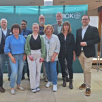 Gruppenbild nach der Vergabesitzung: v.l. Ulrich Resch (AOK-Direktor), Rainer Stegmayr (AOK-Vertreter Krankenkassenbei-rat Runder Tisch Region 10 Ingolstadt), Christian Ponzer (Beiratsvorsitzender der AOK Ingolstadt), Anita Bordon-Kornke (Gesundheitsamt Ingolstadt), Nikhil Shah (Leiter des DAK-Servicezentrums Ingolstadt), Carolin Schlupf (Gesundheitsamt Ingolstadt) v.r. Christian De Lapuente (Beiratsvorsitzender der AOK Ingolstadt) 3.v.r. Ewald Kommer (Mitglied des Verwaltungsrats der AOK Bayern) zusammen mit den anwesenden Selbsthilfevertretern Urhebervermerk: © Rainer Stegmayr