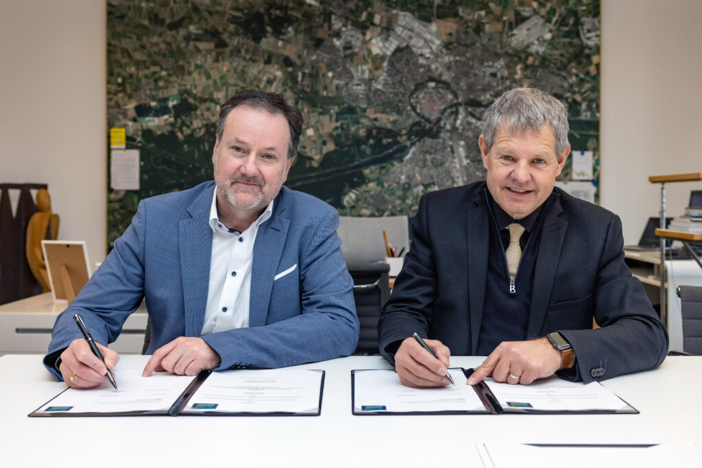 Das Foto zeigt SWI-Geschäftsführer Matthias Bolle (l.) und Gero Hoffmann, Baureferent der Stadt Ingolstadt, bei der Vertragsunterzeichnung. Foto: Stefan Bösl
