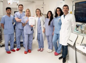 Mit zwei modern ausgestatteten Elektrophysiologie-Laboren und einem kontinuierlich wachsenden Team aus hochqualifizierten Ärztinnen und Ärzten sowie Pflegekräften, bietet das Klinikum Ingolstadt optimale Voraussetzungen für die Behandlung von Patientinnen und Patienten mit Vorhofflimmern. Die Klinik für Kardiologie und Internistische Intensivmedizin wurde jetzt als Vorhofflimmer-Zentrum von der Deutschen Gesellschaft für Kardiologie (DGK) zertifiziert.