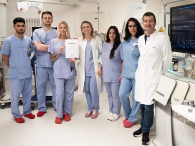 Mit zwei modern ausgestatteten Elektrophysiologie-Laboren und einem kontinuierlich wachsenden Team aus hochqualifizierten Ärztinnen und Ärzten sowie Pflegekräften, bietet das Klinikum Ingolstadt optimale Voraussetzungen für die Behandlung von Patientinnen und Patienten mit Vorhofflimmern. Die Klinik für Kardiologie und Internistische Intensivmedizin wurde jetzt als Vorhofflimmer-Zentrum von der Deutschen Gesellschaft für Kardiologie (DGK) zertifiziert.