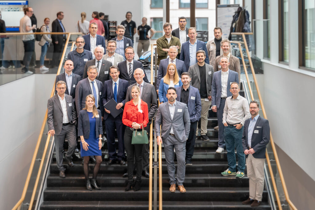 250523_BAI.CON_Gruppenfoto: BU: Den Standort zukunftsfähig machen: Vertreterinnen und Vertreter von Wissenschaft, Wirtschaft und Stadt diskutierten die Rolle von KI (Foto: THI).