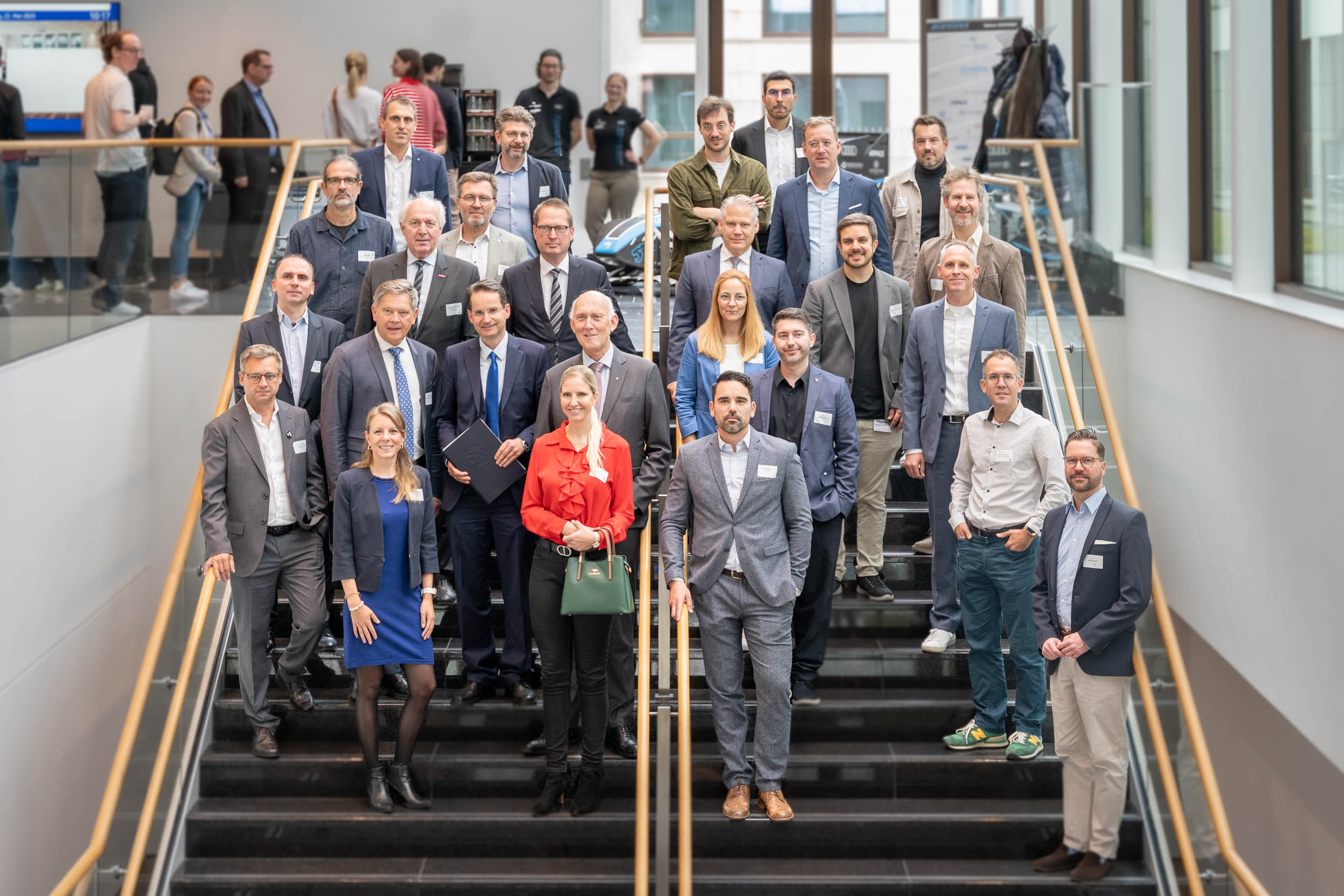 250523_BAI.CON_Gruppenfoto: BU: Den Standort zukunftsfähig machen: Vertreterinnen und Vertreter von Wissenschaft, Wirtschaft und Stadt diskutierten die Rolle von KI (Foto: THI).