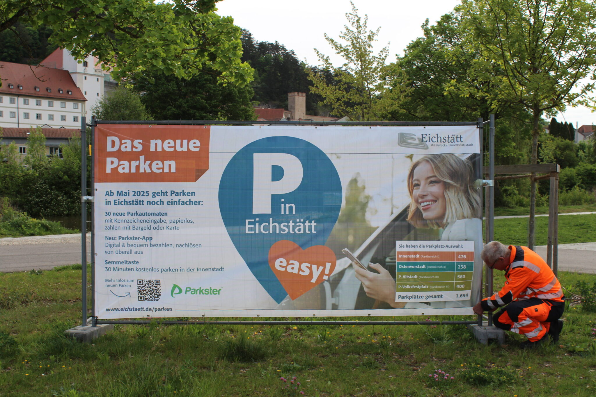 Informieren über den Start des neuen Park-Systems: Sechs große Informationsbanner – hier montiert am Parkplatz Altstadt von Andreas Weidenhiller vom städtischen Bauhof. Ergänzt - 3 - werden sie von 23 Info-Schildern rund um die Parkautomaten in der Innenstadt. Fotos: Cherevko/Stadt Eichstätt