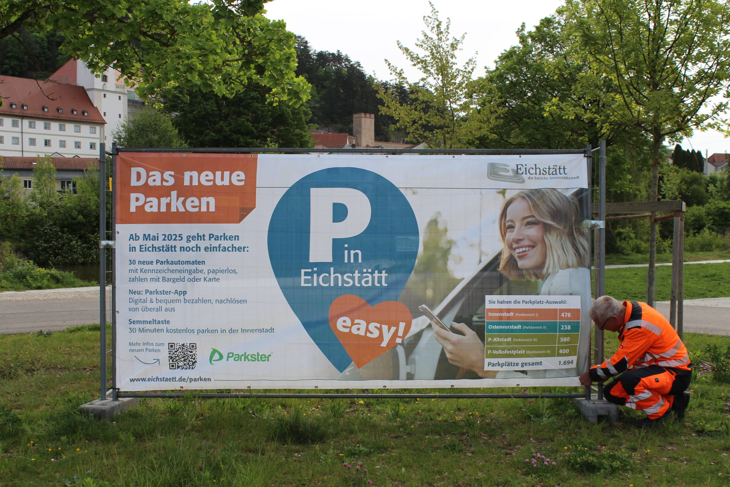 Informieren über den Start des neuen Park-Systems: Sechs große Informationsbanner – hier montiert am Parkplatz Altstadt von Andreas Weidenhiller vom städtischen Bauhof. Ergänzt - 3 - werden sie von 23 Info-Schildern rund um die Parkautomaten in der Innenstadt. Fotos: Cherevko/Stadt Eichstätt