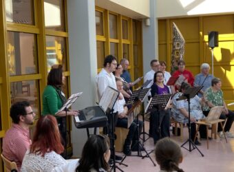 BU: Der Neuburger Lebenshilfe-Chor „Die Donauspatzen“ zeigte letztes Jahr beim Frühlingsfest sein Können. Auch dieses Jahr erwartet die Besucherinnen und Besucher ein buntes Unterhaltungsprogramm.