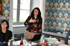 Foto: Dr. Marina Jaciuk berichtete im Vorstand der Caritasstiftung Eichstätt über die Entwicklung des Ingolstädter Projektes „MumM!“ – Mentorinnen unterstützen motivierte Migrantinnen. Foto: Caritas/Peter Esser