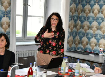 Foto: Dr. Marina Jaciuk berichtete im Vorstand der Caritasstiftung Eichstätt über die Entwicklung des Ingolstädter Projektes „MumM!“ – Mentorinnen unterstützen motivierte Migrantinnen. Foto: Caritas/Peter Esser