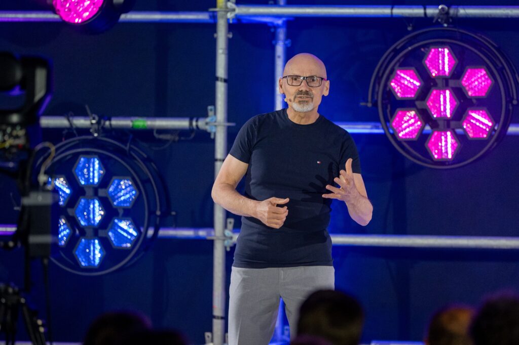 • „Beim Speaker Slam nahm Jürgen Müller den Excellence Award aus den Händen von Juror Hermann Scherer entgegen.“ Fotograph: Justin Bockey