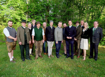 Foto Xaver Hücherig v.l.n.r.: Philipp Bergmann (Beauftragter Junge Jäger), Hubert Bruckmeier (Bläserobmann), Stefan Daffner (Schießwesen), Bernd Betz (1. Schatzmeister, neu gewählt), Andreas Naumann (2. Schatzmeister), Richard Kornprobst (Drohnenobmann), Stefan Froschmeier (2. Vorsitzender), Franz Katzenbogen (1. Vorsitzender), Karl Grabendorfer (Hundeobmann), Oberbürgermeister Dr. Michael Kern, Gregor Breitbach (1. Schriftführer), Ferdinand Bugany (Naturschutzreferent), Melanie Rosenplänter (2. Schriftführerin), Martin Hamberger (langjähriger 1. Schatzmeister, trat in den Ruhestand).