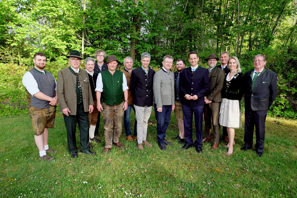 Foto Xaver Hücherig v.l.n.r.: Philipp Bergmann (Beauftragter Junge Jäger), Hubert Bruckmeier (Bläserobmann), Stefan Daffner (Schießwesen), Bernd Betz (1. Schatzmeister, neu gewählt), Andreas Naumann (2. Schatzmeister), Richard Kornprobst (Drohnenobmann), Stefan Froschmeier (2. Vorsitzender), Franz Katzenbogen (1. Vorsitzender), Karl Grabendorfer (Hundeobmann), Oberbürgermeister Dr. Michael Kern, Gregor Breitbach (1. Schriftführer), Ferdinand Bugany (Naturschutzreferent), Melanie Rosenplänter (2. Schriftführerin), Martin Hamberger (langjähriger 1. Schatzmeister, trat in den Ruhestand).