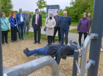 Oberbürgermeister Dr. Michael Kern und Bürger- meisterin Dr. Dorothea Deneke-Stoll übergeben gemeinsam mit Mitgliedern des Bezirksausschus- ses den neuen Bewegungspark offiziell seiner Bestimmung. Michael Aigner von der Hersteller- firma der Sportgeräte, zeigt, wie die Geräte zu bedienen sind. Foto: Stadt Ingolstadt / Rössle