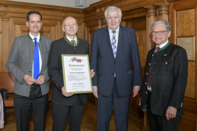 73. Heimatkreistreffen Prachatitz Das 73. Heimatkreistreffen Prachatitz findet 2025 am Wo-chenende des 17. und 18. Mai in der Patenstadt Ingolstadt statt. Aus diesem Anlass empfängt Oberbürgermeister Dr. Michael Kern am Samstag, 17. Mai den Heimatkreisrat sowie die Mitgliedervertreter im Historischen Sitzungssaal des Alten Rathauses.