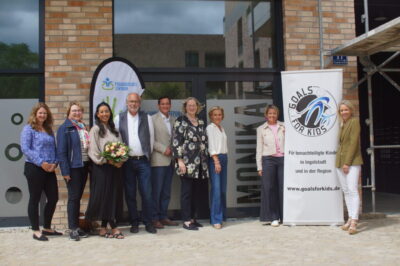 Zum Bild (v.l.n.r.): Barbara Herten (PZ), Simona Rottenkolber (PZ-Aufsichtsrat), Nadin Krayem (Leitung Kita Donauwelt), Alexander Bendzko (Geschäftsführer GWG), Philip Hockerts (PZ-Geschäftsführer), Petra Kleine (3. Bürgermeisterin der Stadt Ingolstadt) sowie Doris Schmalzl, Steffi Praunsmändtl und Stefanie Büchl von Goals for Kids e.V