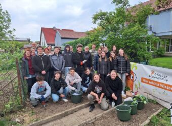 Mit Spaß beim ersten Pflanztermin dabei: Die Schülerinnen und Schüler und Lehrkräfte der Montessori Schule in Kösching zusammen mit dem Pflanzteam der GemüseAcker-demie. Auch auf dem Bild, Ulrich Resch Direktor von der AOK Ingolstadt (h.l.), Laura Steinbauer von Acker e.V. (2.h.l.) und Schulleiterin Sabine Wagener (4.h.r.) Urhebervermerk: © Rainer Stegmayr