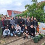 Mit Spaß beim ersten Pflanztermin dabei: Die Schülerinnen und Schüler und Lehrkräfte der Montessori Schule in Kösching zusammen mit dem Pflanzteam der GemüseAcker-demie. Auch auf dem Bild, Ulrich Resch Direktor von der AOK Ingolstadt (h.l.), Laura Steinbauer von Acker e.V. (2.h.l.) und Schulleiterin Sabine Wagener (4.h.r.) Urhebervermerk: © Rainer Stegmayr