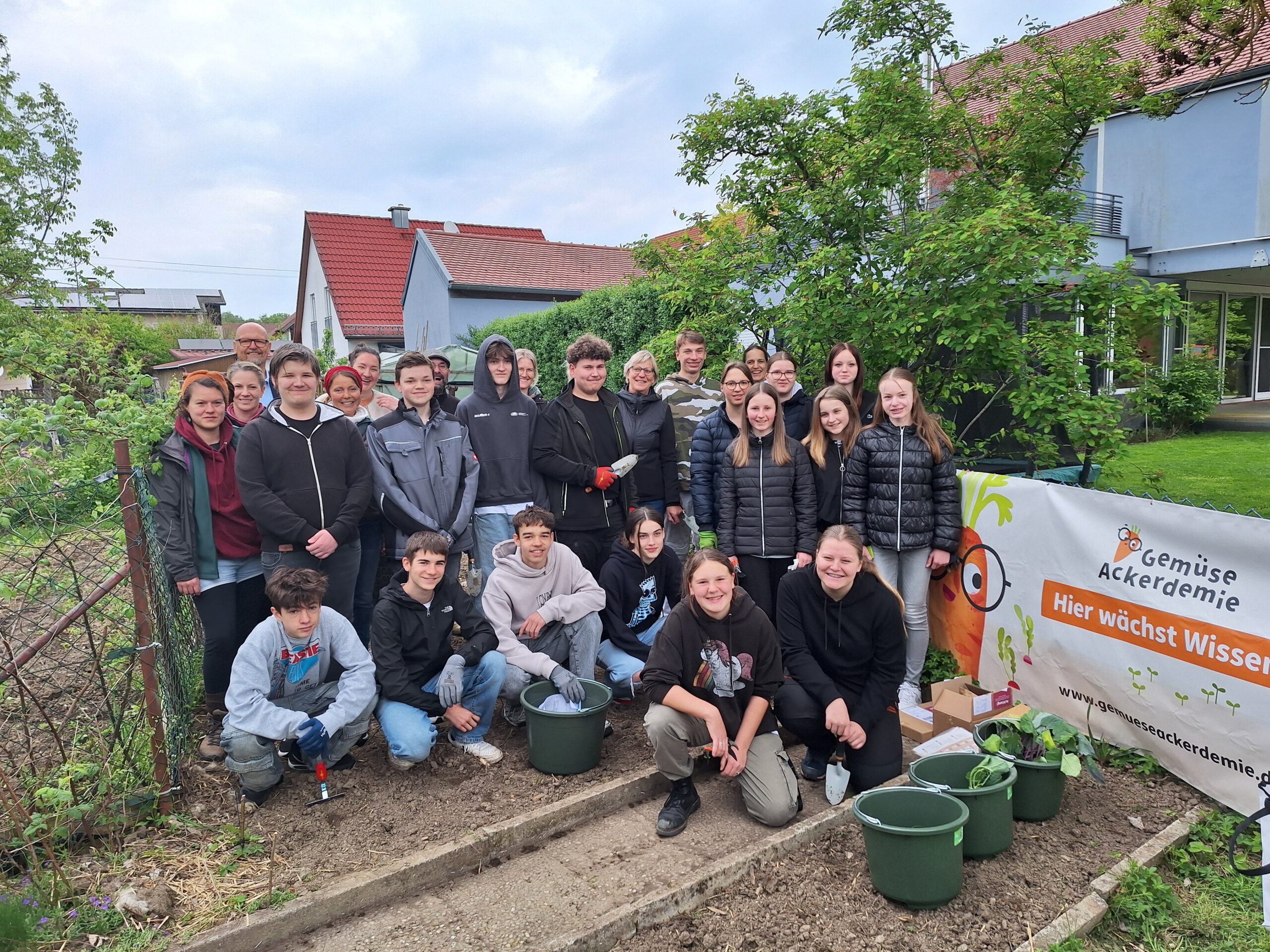 Mit Spaß beim ersten Pflanztermin dabei: Die Schülerinnen und Schüler und Lehrkräfte der Montessori Schule in Kösching zusammen mit dem Pflanzteam der GemüseAcker-demie. Auch auf dem Bild, Ulrich Resch Direktor von der AOK Ingolstadt (h.l.), Laura Steinbauer von Acker e.V. (2.h.l.) und Schulleiterin Sabine Wagener (4.h.r.) Urhebervermerk: © Rainer Stegmayr