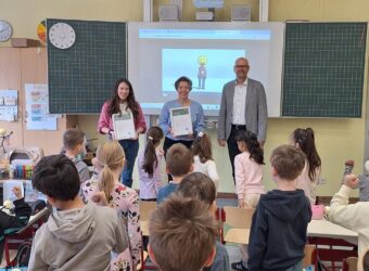 Die Schülerinnen und Schüler der Klassen 1a und 1b der Grundschule an der Pestaloz-zistraße in Ingolstadt führen eine Bewegungsübung aus dem Schulprogramm Klas-se2000 durch. v.l. Eva Heller (Klassenlehrerin), Iris Lechner (Konrektorin) und Ulrich Resch (Direktor AOK Ingolstadt) Urhebervermerk: © Rainer Stegmayr