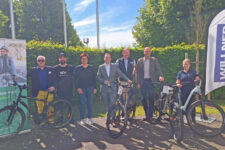Auftaktveranstaltung „Mit dem Rad zur Arbeit 2025“ beim Willner Fahrradzentrum In-golstadt: v.l. Christian Ponzer (Vertreter AOK-Beirat), Pierre Ponzer (Arbeitgebervertre-ter Privater Sozialer Pflegedienst Ponzer), Birgit Sitzmann (Geschäftsführerin Radhaus Ingolstadt), Christian De Lapuente (Vertreter des DGB Bayern und AOK Beirat), Martin Willner (Gastgeber und Geschäftsführer Willner Fahrradzentrum Ingolstadt), Ulrich Resch (Direktor AOK Ingolstadt), Uschi Feyrer-Ziob (Vertreterin ADFC Ingolstadt)