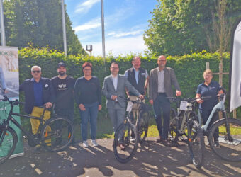 Auftaktveranstaltung „Mit dem Rad zur Arbeit 2025“ beim Willner Fahrradzentrum In-golstadt: v.l. Christian Ponzer (Vertreter AOK-Beirat), Pierre Ponzer (Arbeitgebervertre-ter Privater Sozialer Pflegedienst Ponzer), Birgit Sitzmann (Geschäftsführerin Radhaus Ingolstadt), Christian De Lapuente (Vertreter des DGB Bayern und AOK Beirat), Martin Willner (Gastgeber und Geschäftsführer Willner Fahrradzentrum Ingolstadt), Ulrich Resch (Direktor AOK Ingolstadt), Uschi Feyrer-Ziob (Vertreterin ADFC Ingolstadt)
