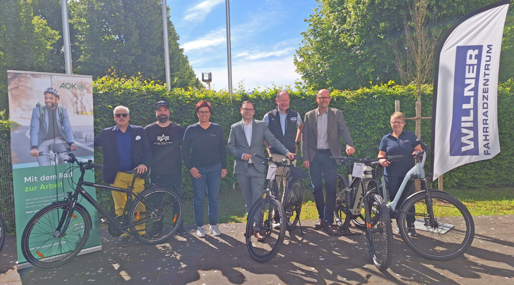 Auftaktveranstaltung „Mit dem Rad zur Arbeit 2025“ beim Willner Fahrradzentrum In-golstadt: v.l. Christian Ponzer (Vertreter AOK-Beirat), Pierre Ponzer (Arbeitgebervertre-ter Privater Sozialer Pflegedienst Ponzer), Birgit Sitzmann (Geschäftsführerin Radhaus Ingolstadt), Christian De Lapuente (Vertreter des DGB Bayern und AOK Beirat), Martin Willner (Gastgeber und Geschäftsführer Willner Fahrradzentrum Ingolstadt), Ulrich Resch (Direktor AOK Ingolstadt), Uschi Feyrer-Ziob (Vertreterin ADFC Ingolstadt)