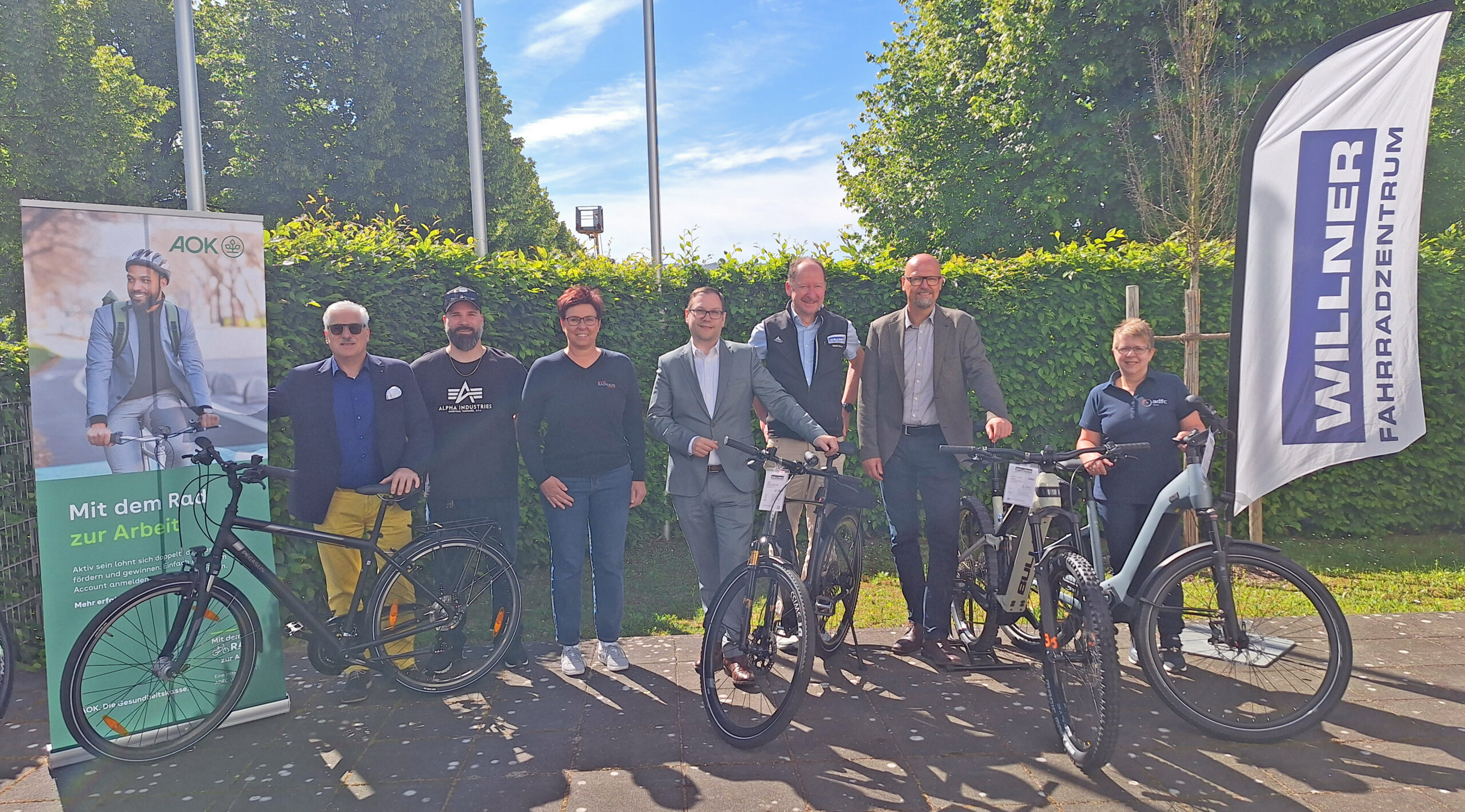 Auftaktveranstaltung „Mit dem Rad zur Arbeit 2025“ beim Willner Fahrradzentrum In-golstadt: v.l. Christian Ponzer (Vertreter AOK-Beirat), Pierre Ponzer (Arbeitgebervertre-ter Privater Sozialer Pflegedienst Ponzer), Birgit Sitzmann (Geschäftsführerin Radhaus Ingolstadt), Christian De Lapuente (Vertreter des DGB Bayern und AOK Beirat), Martin Willner (Gastgeber und Geschäftsführer Willner Fahrradzentrum Ingolstadt), Ulrich Resch (Direktor AOK Ingolstadt), Uschi Feyrer-Ziob (Vertreterin ADFC Ingolstadt)