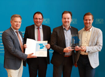 BU: SWI-Geschäftsführer Matthias Bolle (2.v.r.) und SWI-Marketingleiter Andreas Schmidt (r.) freuten sich über die Auszeichnung als „Heimatverbundenes Unternehmen“, die sie von Staatssekretär Martin Schöffel (2.v.l.) für den Umweltpreis der Stadtwerke überreicht bekommen haben. Links im Bild ist der Ingolstädter Landtagsabgeordnete Alfred Grob. Foto: Bay. Finanzministerium