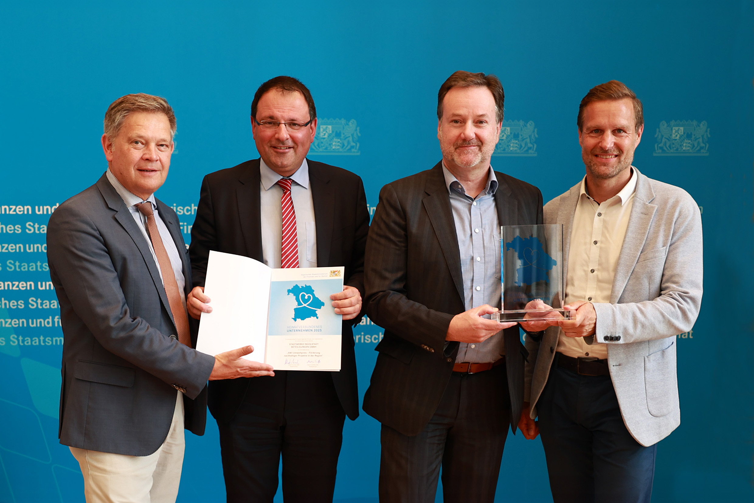 BU: SWI-Geschäftsführer Matthias Bolle (2.v.r.) und SWI-Marketingleiter Andreas Schmidt (r.) freuten sich über die Auszeichnung als „Heimatverbundenes Unternehmen“, die sie von Staatssekretär Martin Schöffel (2.v.l.) für den Umweltpreis der Stadtwerke überreicht bekommen haben. Links im Bild ist der Ingolstädter Landtagsabgeordnete Alfred Grob. Foto: Bay. Finanzministerium