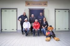 Hinten von links: Jörg Kuttenreich (Organisation Stadtranderholung der AWO), Ralph Aubele, AWO Kreisvorsitzender Ingolstadt-Eichstätt, Michael Buhmelter (Organisation der Stadtranderholung und Vorsitzender Schanzer Kindl e.V.) Vorne von links: Günther Ellböck (Küchenmeister), Erwin Spengler (Organisa- tions Assistenz) und Melanie Heining (Assistenz Schanzer Kindl e.V.)