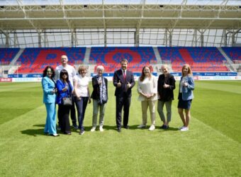Foto, copyright Stadt Opole: Stadtpräsident Arkadiusz Wi?niewski (Mitte) mit den Delegationen aus Ingolstadt und Mühlheim an der Ruhr sowie Vertretern der Stadtverwaltung Opole beim Besuch des neuen Fußballstadions in Opole, der Itaka Arena, für die der Audi Sportpark Vorbild war.