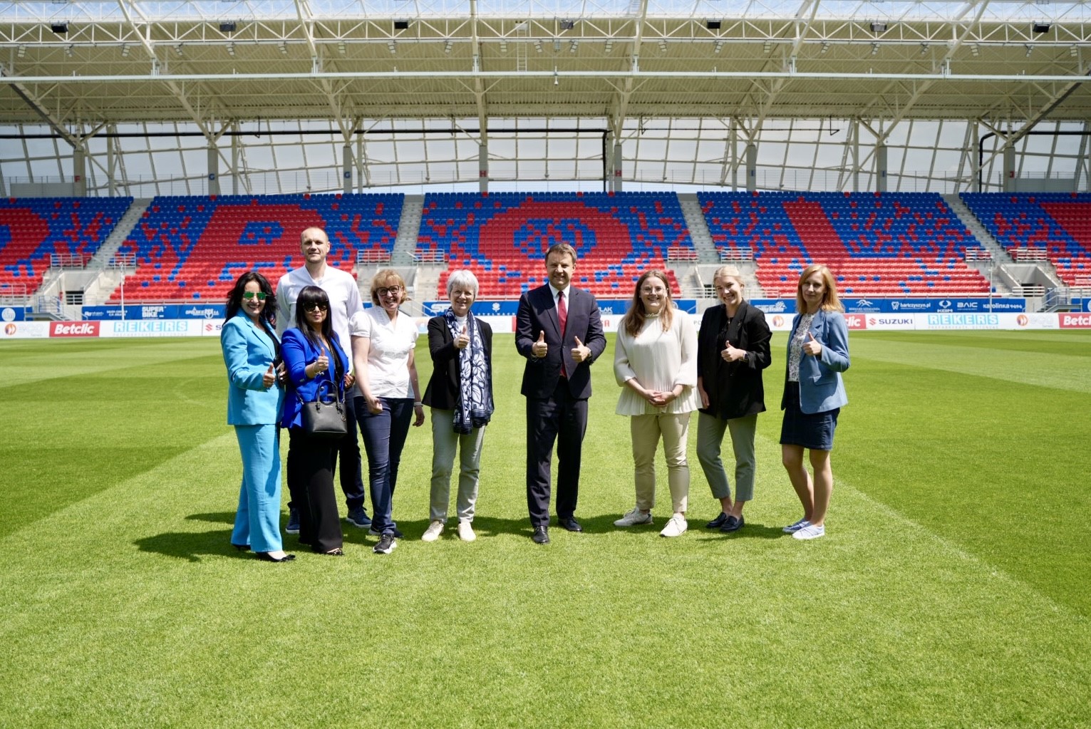 Foto, copyright Stadt Opole: Stadtpräsident Arkadiusz Wi?niewski (Mitte) mit den Delegationen aus Ingolstadt und Mühlheim an der Ruhr sowie Vertretern der Stadtverwaltung Opole beim Besuch des neuen Fußballstadions in Opole, der Itaka Arena, für die der Audi Sportpark Vorbild war.