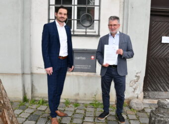 Vorstand vor Briefkasten - ganz