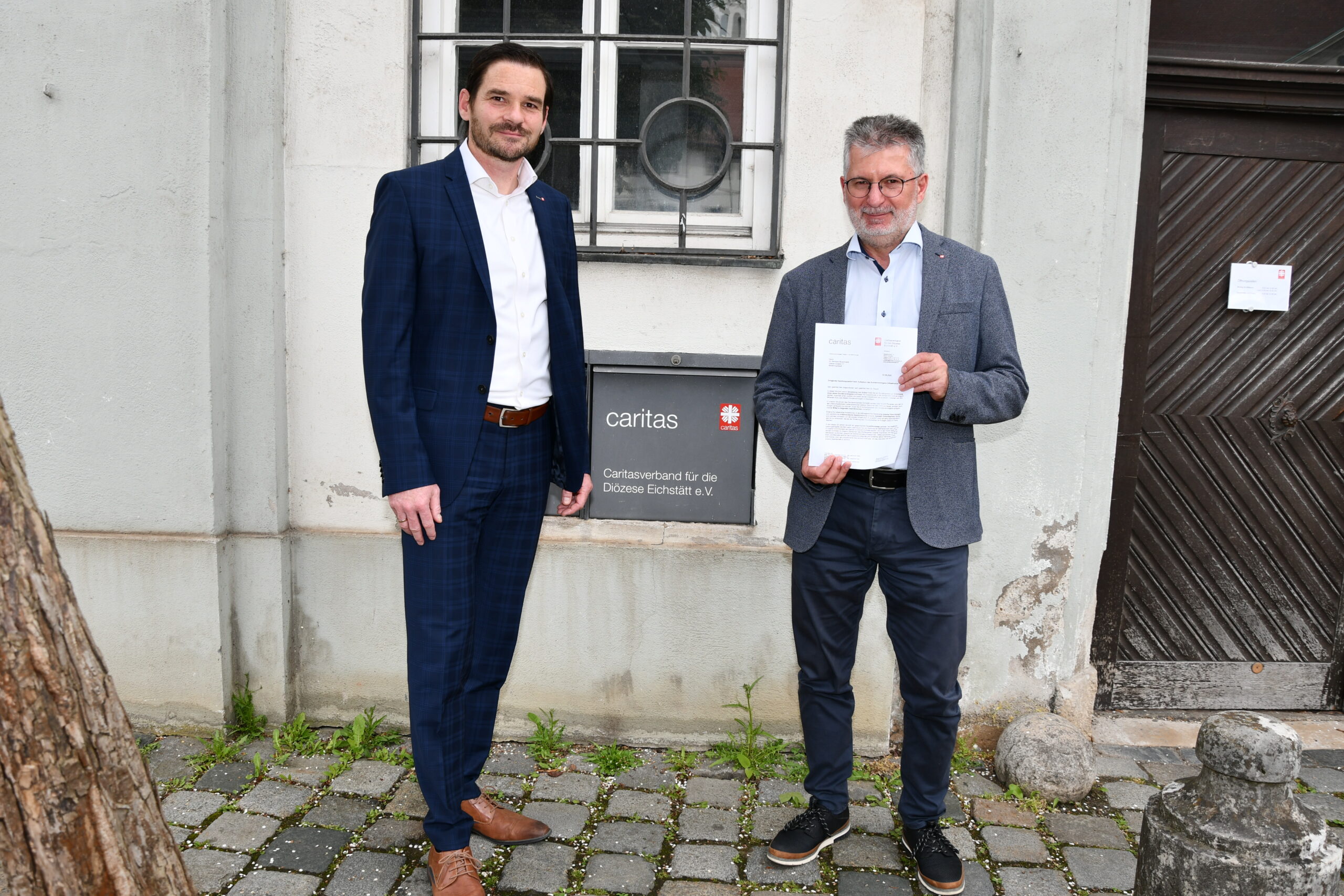 Vorstand vor Briefkasten - ganz