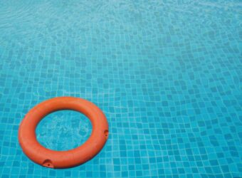 schwimmen-im-pool